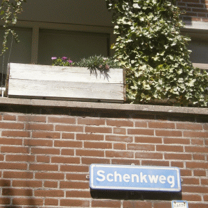 De straat waar Van Gogh eens woonde; nu een saaie woonwijk met huizen uit de jaren tachtig